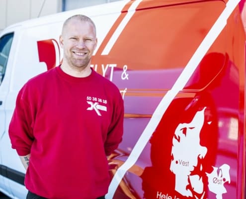 mandlig medarbejder med rød trøje